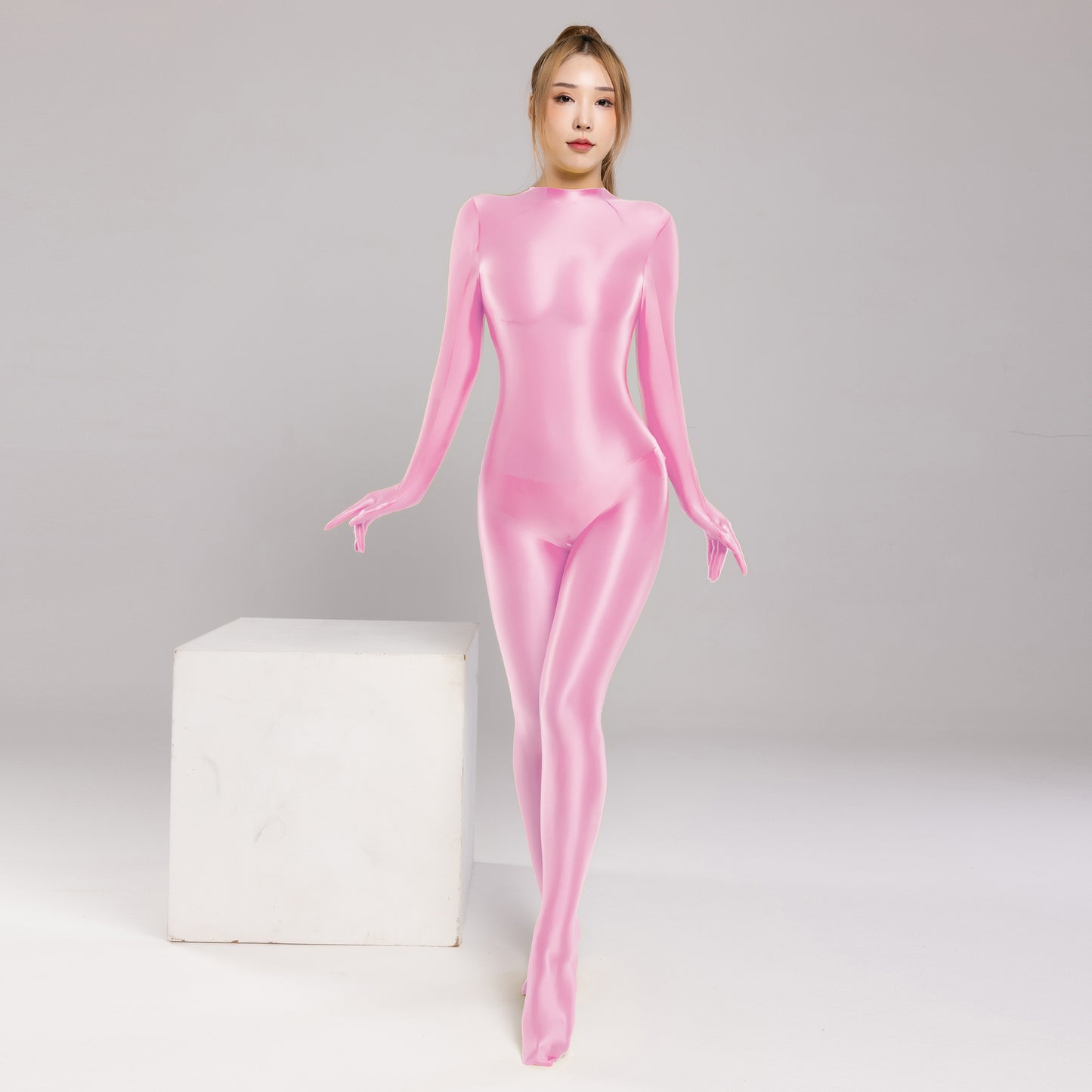Enger und glänzender Bodysuit aus Nylon-Spandex mit vollflächiger Ärmelbedeckung