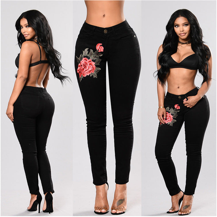 Perforierte, bestickte Jeans mit hohem Stretchanteil