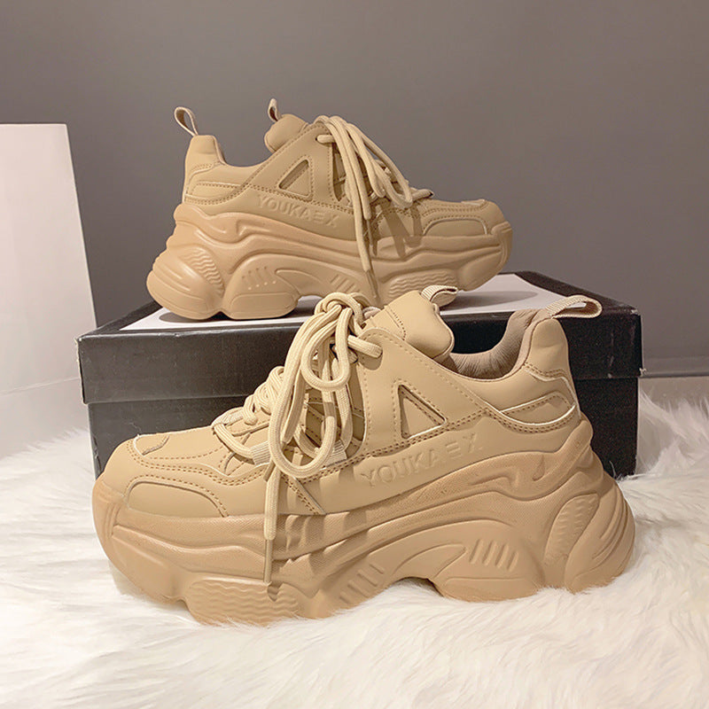 Scarpe con plateau e tacco alto, piccole sneakers bianche