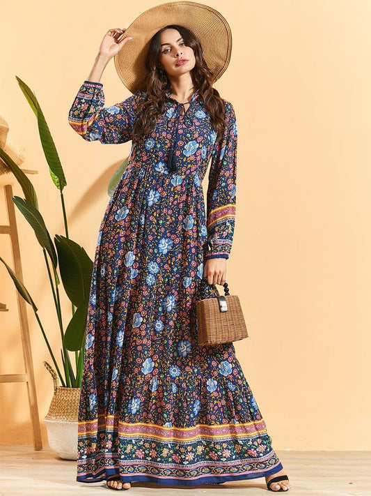 Langärmliges plissiertes Bohemian-Kleid