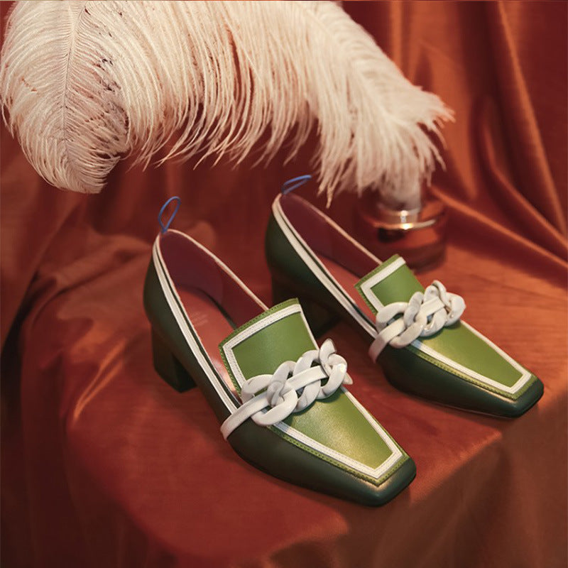 Farblich passende Damenschuhe mit quadratischer Spitze, grün, mittelhoher Absatz, kleine Lederschuhe im englischen Stil