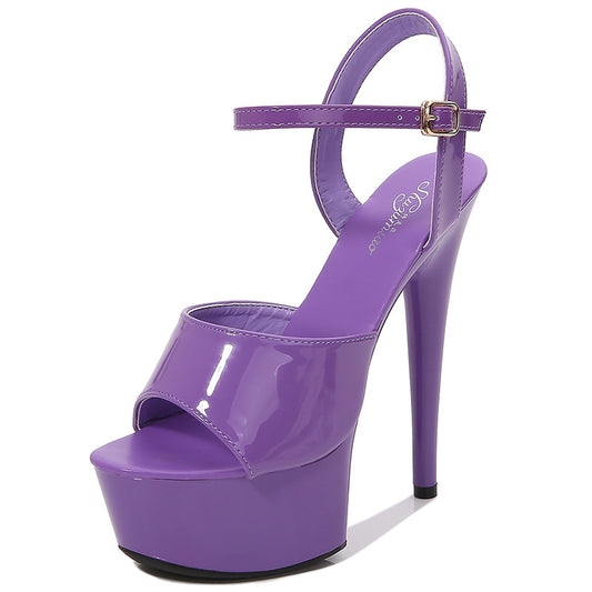 Modello di passerella con tacchi alti e stiletto