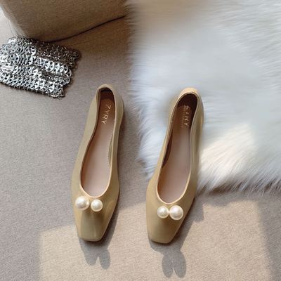 Klobige und flache Arbeitsschuhe mit mittelhohem Absatz und weicher Sohle