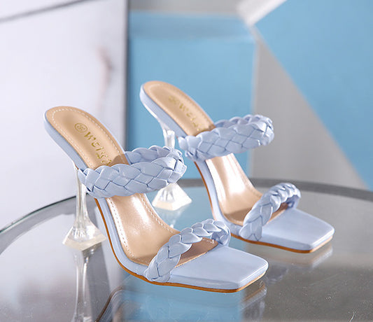 Kristallweinglas und gewebtes Einwort mit hohlen High-Heel-Slipper-Sandalen