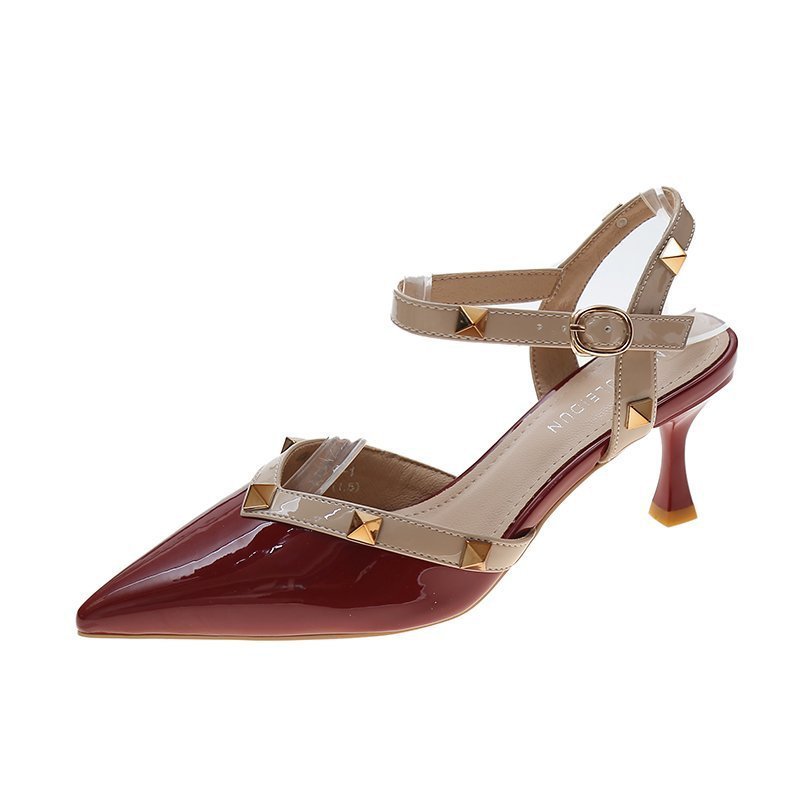 Damen-Sandalen mit Stilettoabsatz, flacher Öffnung und spitzen Nieten