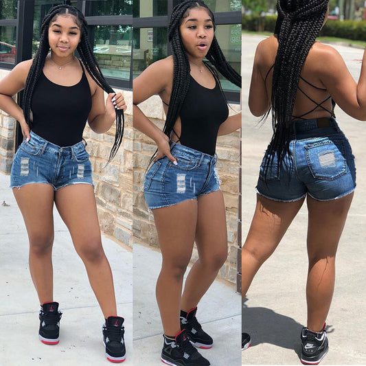 Pantaloncini in denim da donna con baffi di gatto irregolari strappati e frange sul bordo