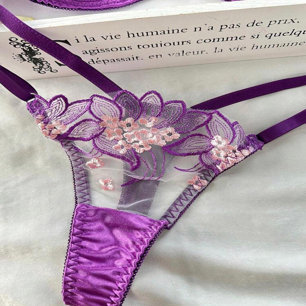 Completo intimo da donna con anello in acciaio e nastro ricamato viola