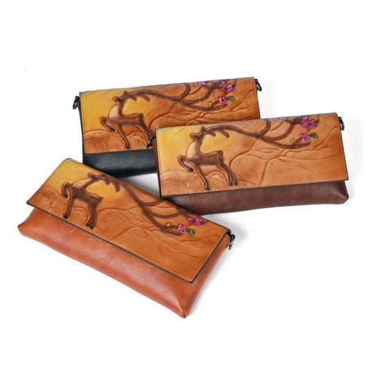 Pochette colorata con punta piccola e goffratura retrò