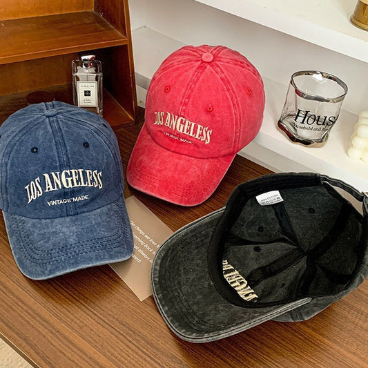 Schirmmütze aus gewaschenem Denim mit aufgestickten Buchstaben