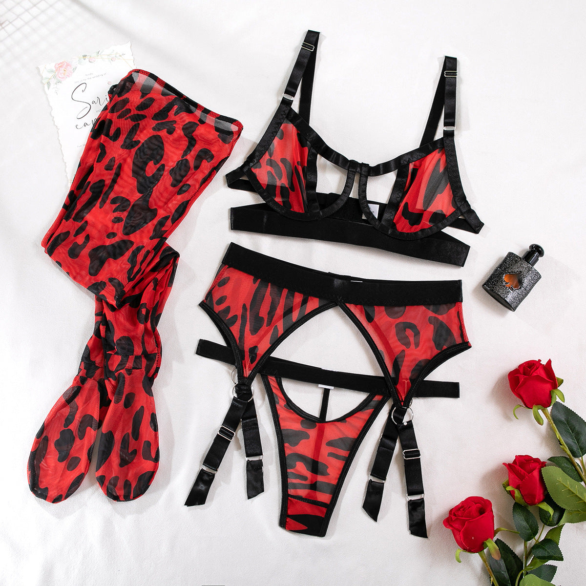 Completo intimo sexy con calze a rete e stampa leopardata