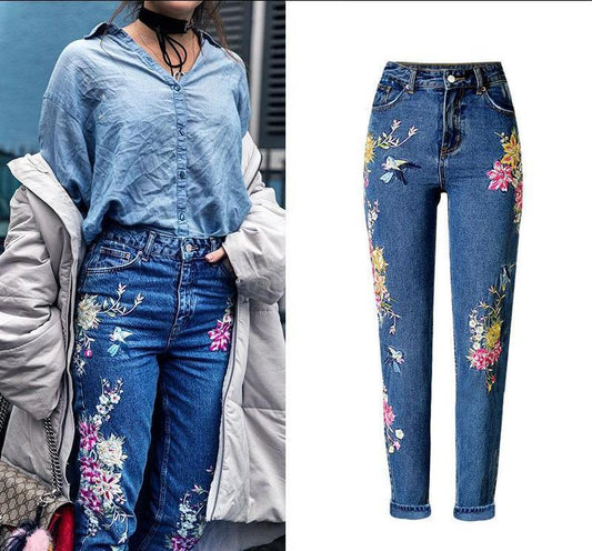 Hoch sitzende Slim-Fit-Jeans mit geradem Bein und Stickerei vorne und hinten