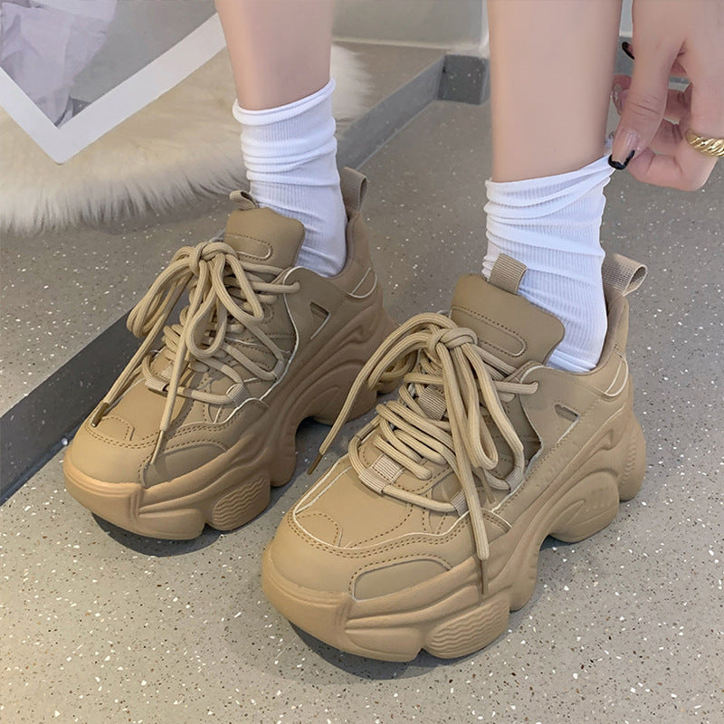 Scarpe con plateau e tacco alto, piccole sneakers bianche