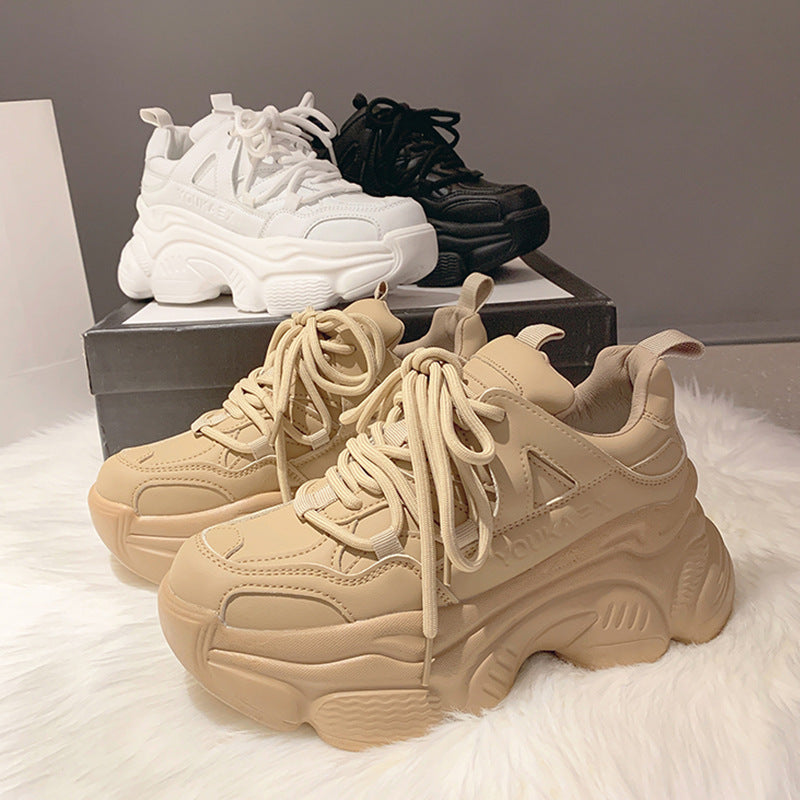 Scarpe con plateau e tacco alto, piccole sneakers bianche