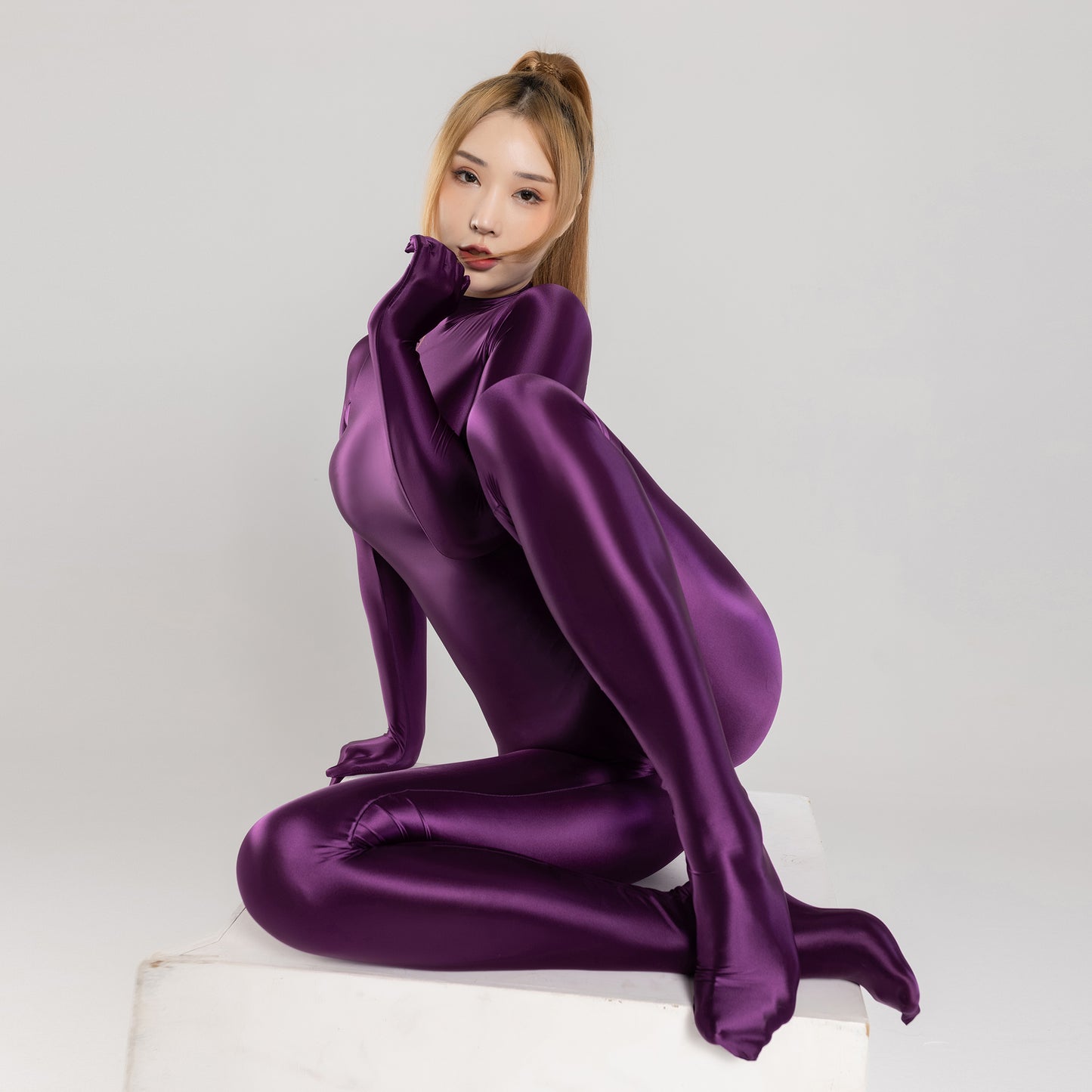 Enger und glänzender Bodysuit aus Nylon-Spandex mit vollflächiger Ärmelbedeckung