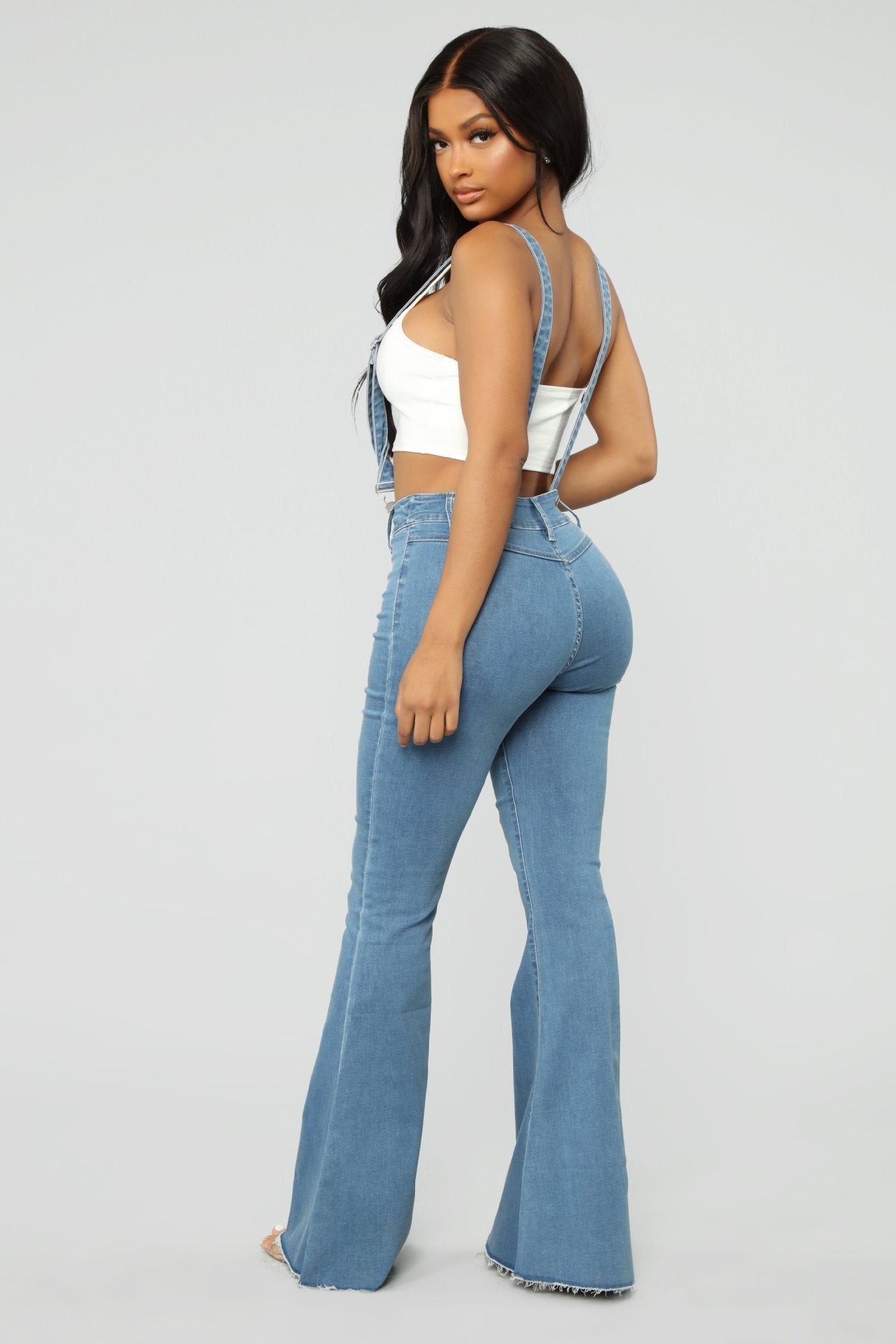 Pantaloni da donna in denim alla moda con bretelle, salopette attillata