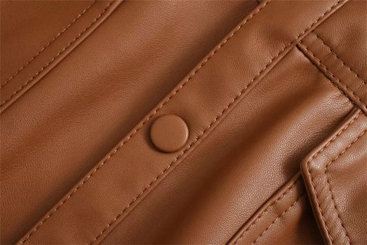 Giacca in finta pelle con cuciture alla moda