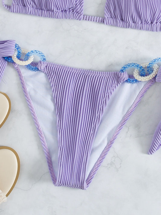 Solider Neckholder-Strandbikini mit seitlicher Krawatte und Schmuck