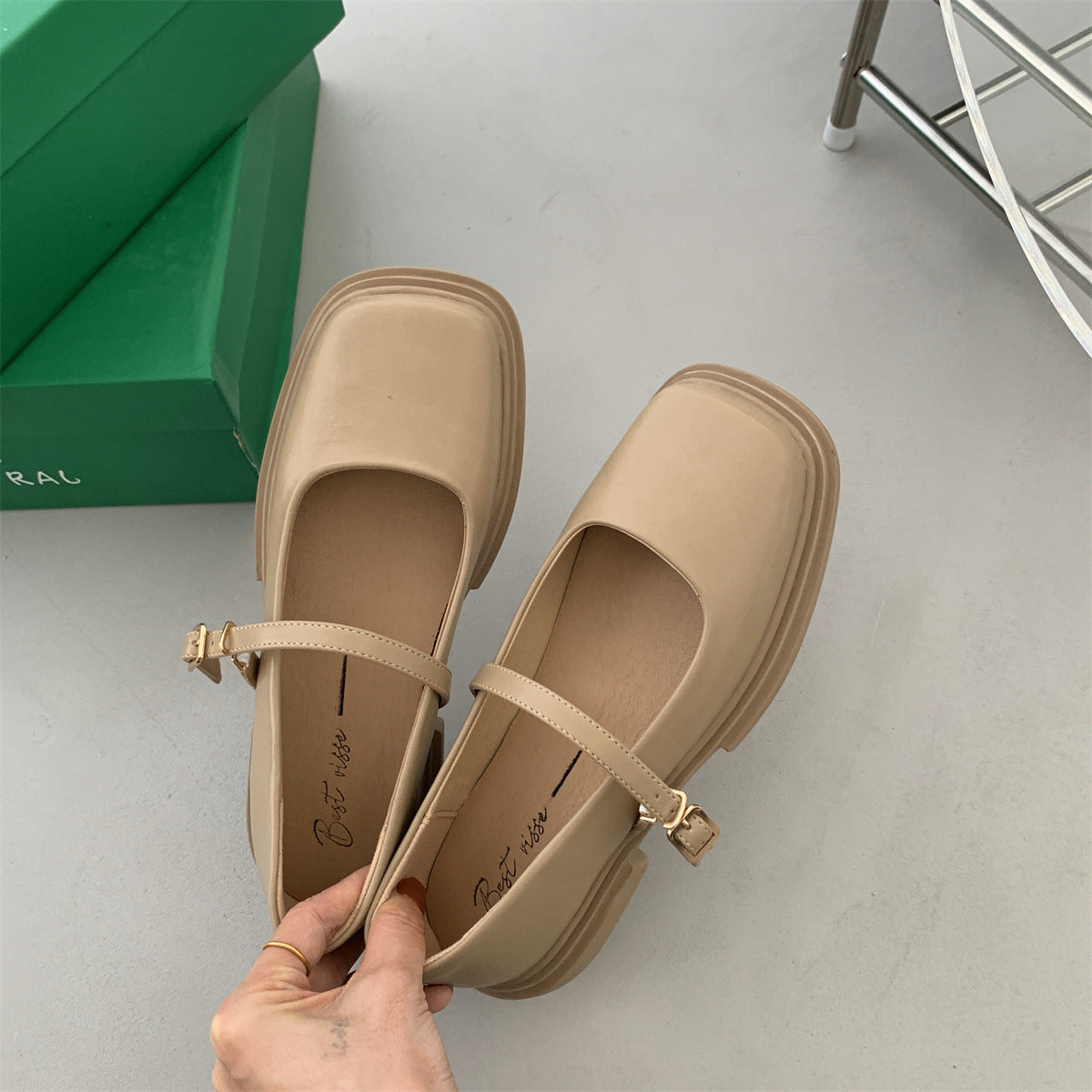 Damen Plateauschuhe aus Leder mit rundem Kopf im britischen Stil, Schnalle, Perle