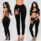 Perforierte, bestickte Jeans mit hohem Stretchanteil