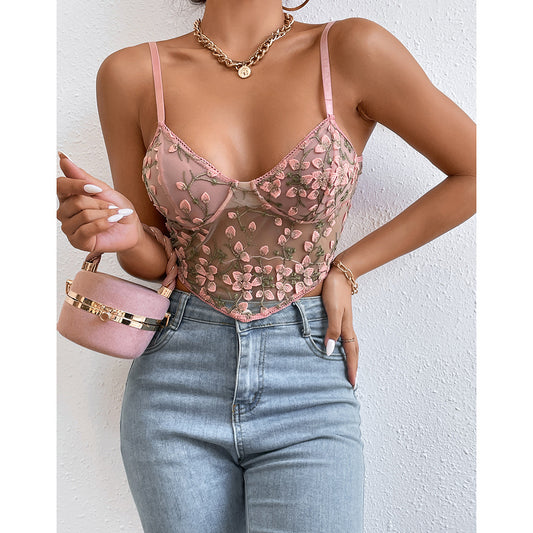 Canotta azzurra con pizzo avvolgente sul petto e sulla schiena, sottile, a spina di pesce