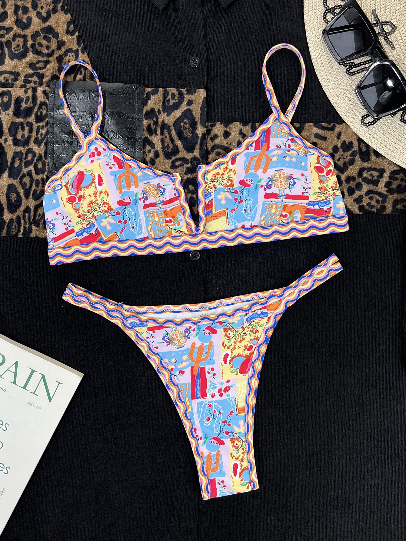 Bikini colorato con scollo a V e stampa etnica da donna