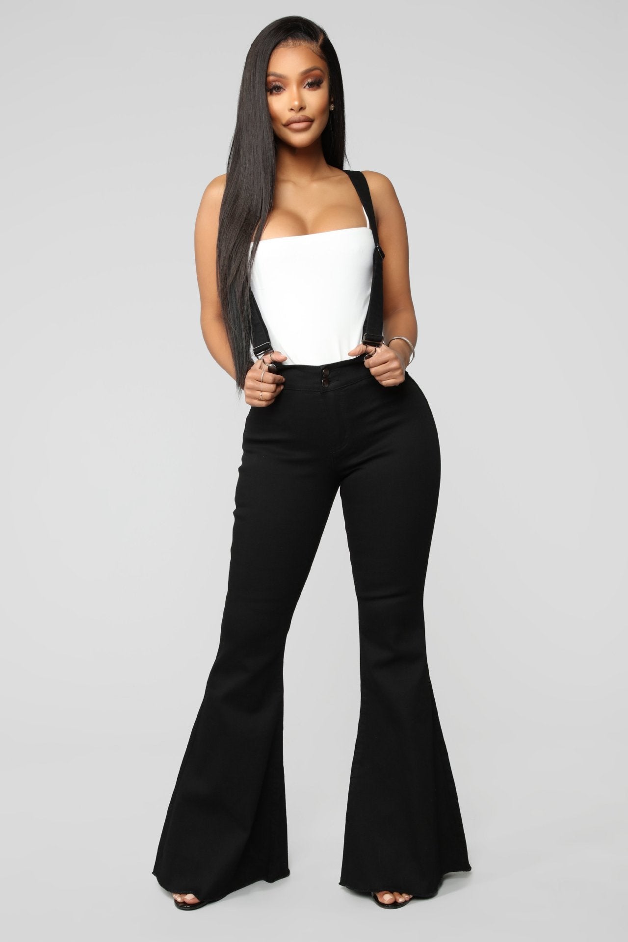 Pantaloni da donna in denim alla moda con bretelle, salopette attillata
