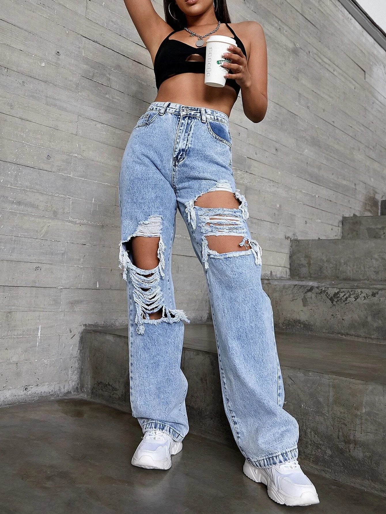 Jeans strappati alla moda femminile