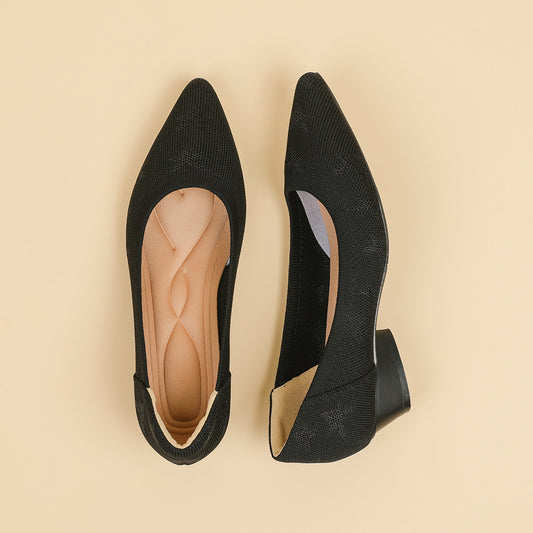 Einfarbige Nischen-Mom-Schuhe mit dunklem Blumendesign