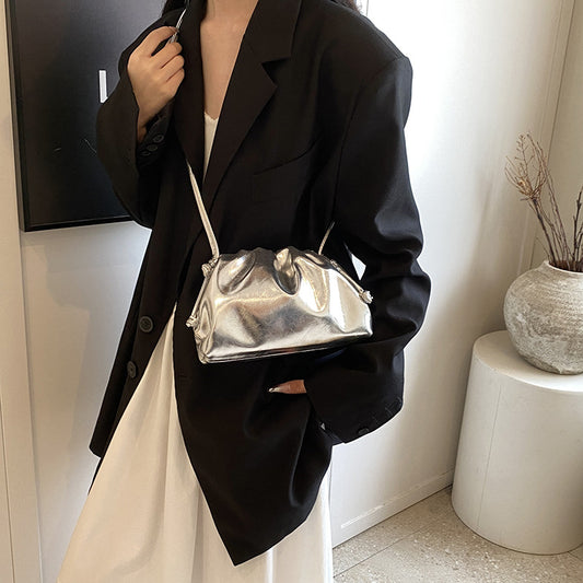 Borsa a tracolla alla moda con motivo a gnocchi in argento con texture avanzata