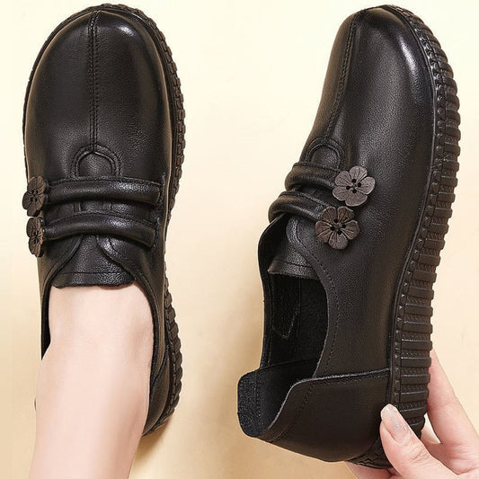 Scarpe in pelle da donna di mezza età e anziane con fibbia a fiore retrò e suola morbida
