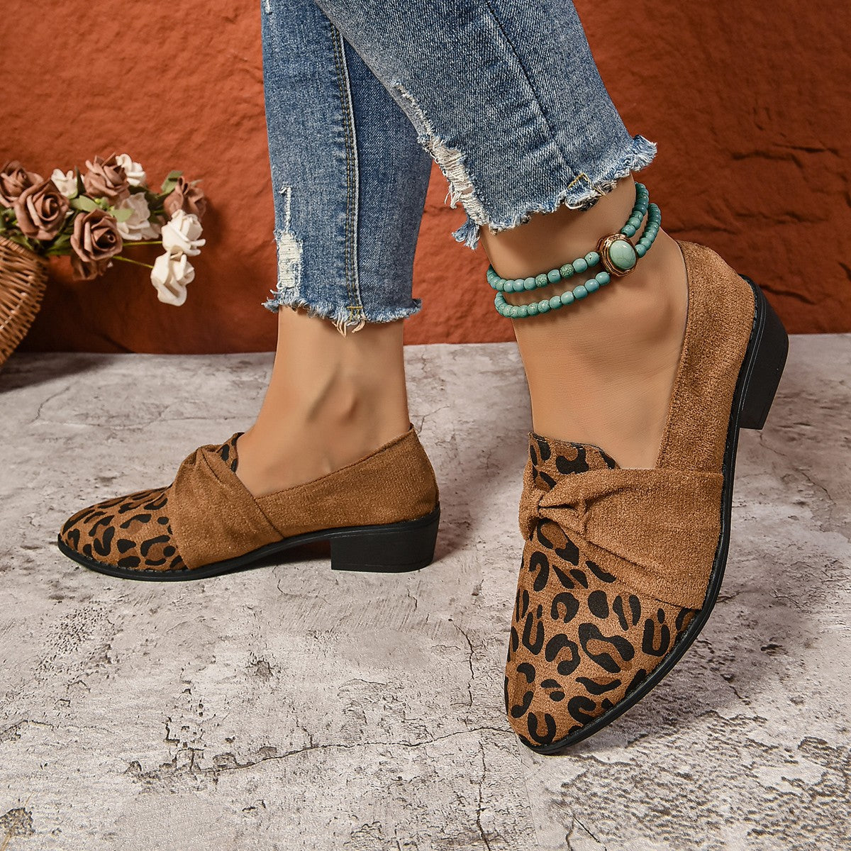 Damen Slip-On-Schuhe aus Wildleder mit Leopardenmuster