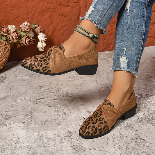 Scarpe casual slip-on in pelle scamosciata con stampa leopardata da donna