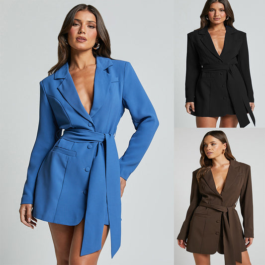 Cappotto di media lunghezza color caramella con maniche lunghe e lacci aderenti per donna