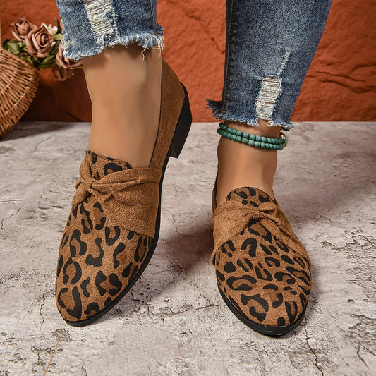 Scarpe casual slip-on in pelle scamosciata con stampa leopardata da donna