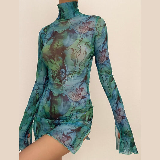 Mini abito con maniche a campana e scollo rotondo stampato in rete