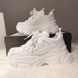 Scarpe con plateau e tacco alto, piccole sneakers bianche