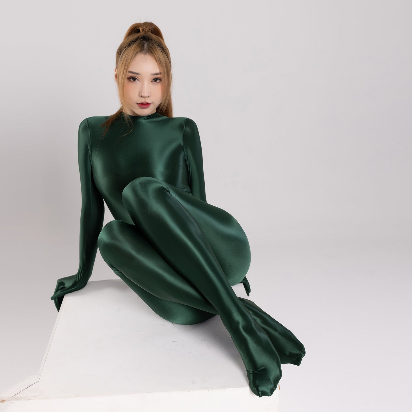 Enger und glänzender Bodysuit aus Nylon-Spandex mit vollflächiger Ärmelbedeckung