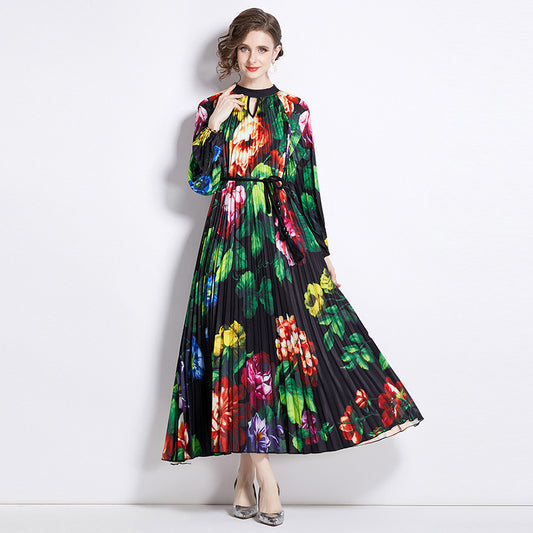 Abito da donna con cintura a nappe plissettate