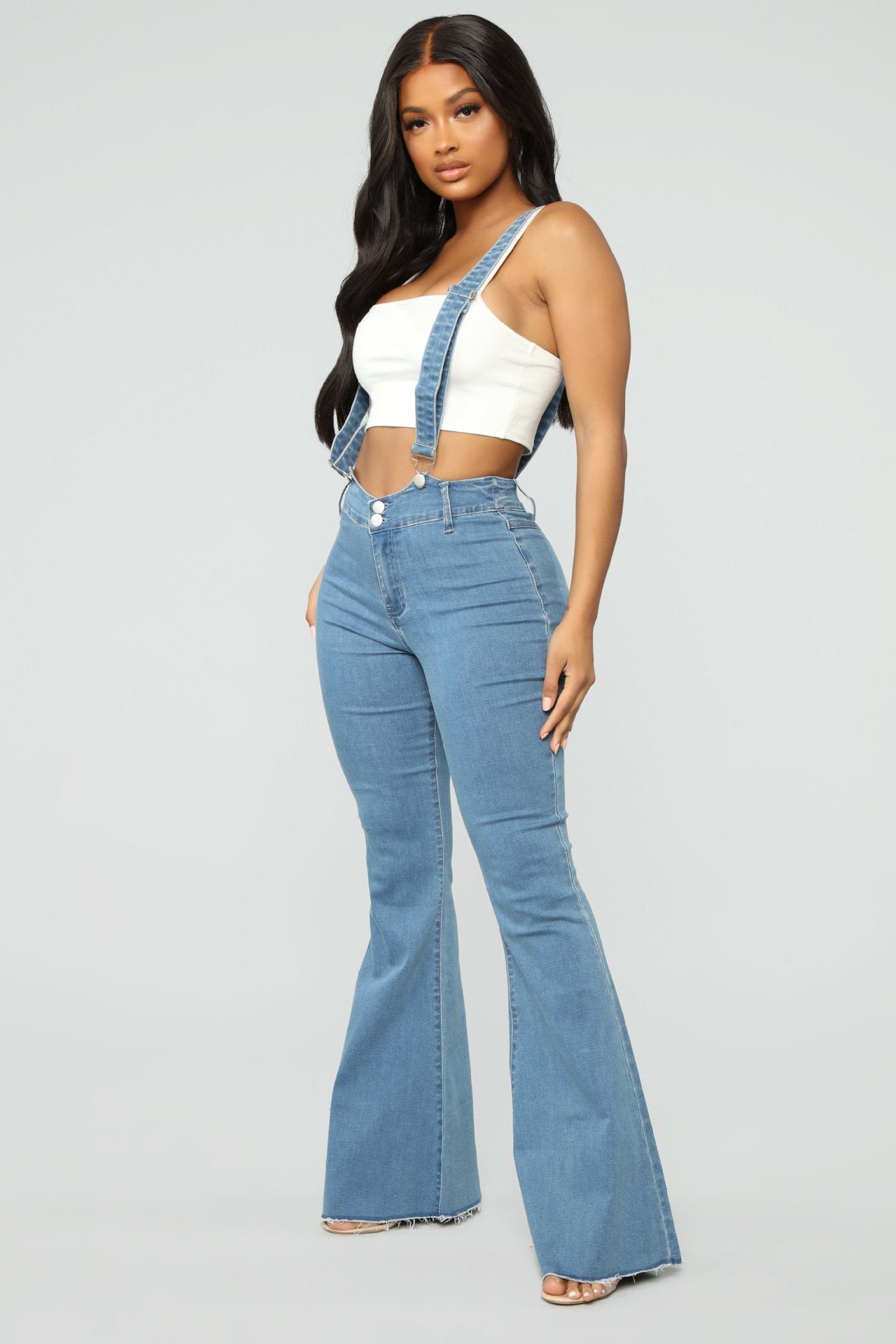 Pantaloni da donna in denim alla moda con bretelle, salopette attillata