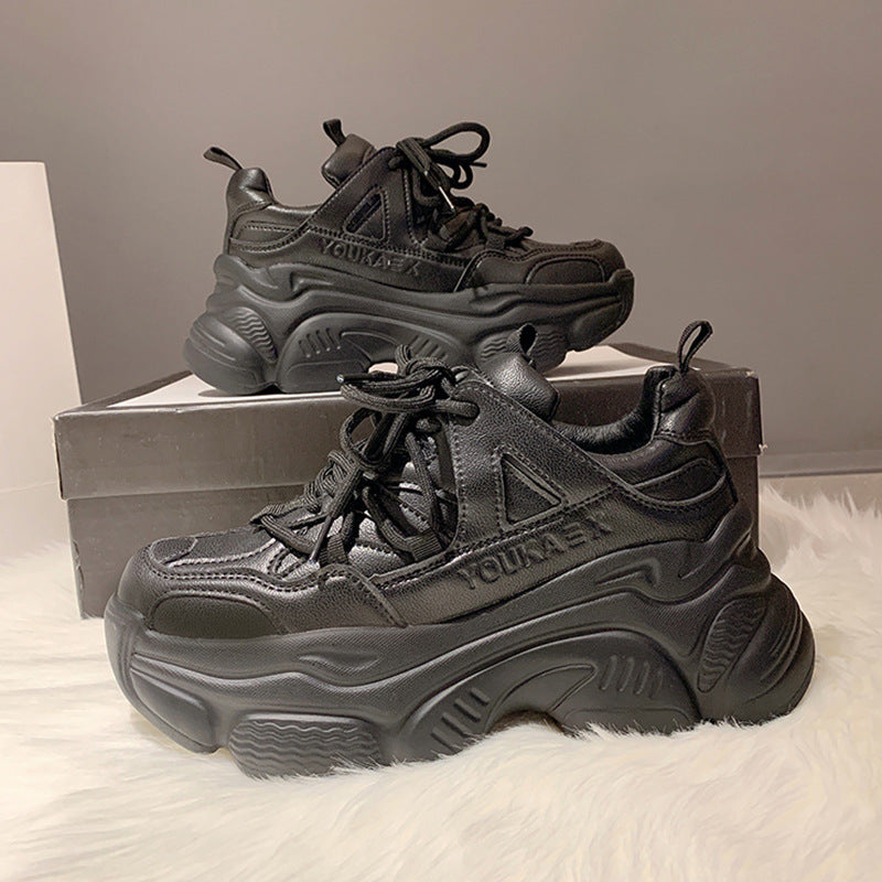 Scarpe con plateau e tacco alto, piccole sneakers bianche