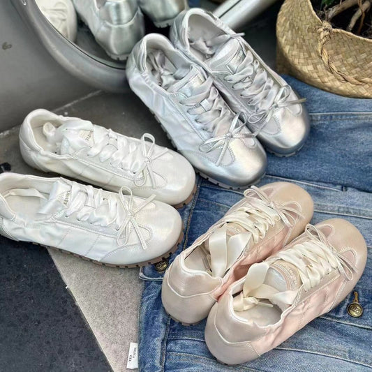 Flache weiße Schuhe mit weicher Sohle