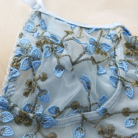 Canotta azzurra con pizzo avvolgente sul petto e sulla schiena, sottile, a spina di pesce