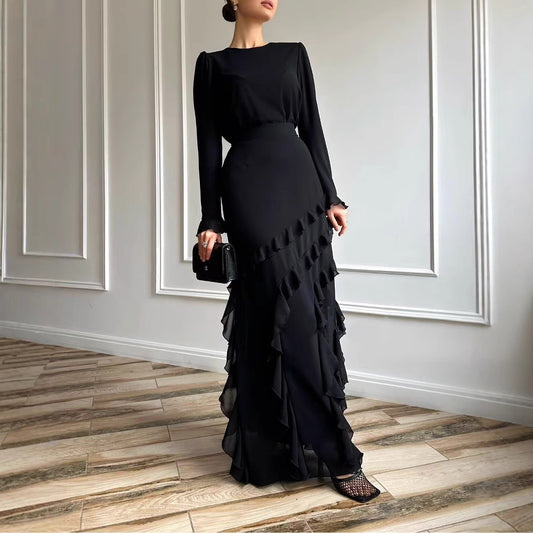 Completo due pezzi con abito lungo aderente con volant tridimensionale