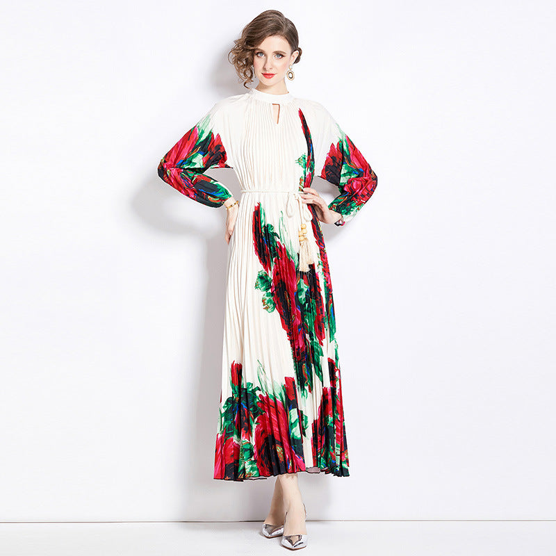 Abito da donna con cintura a nappe plissettate