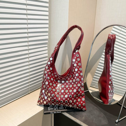 Borsa a tracolla con rivetti a pois da donna