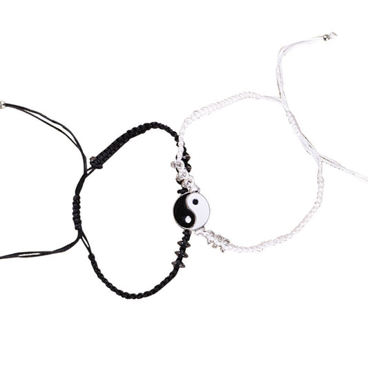 Un paio di braccialetti di corda intrecciata