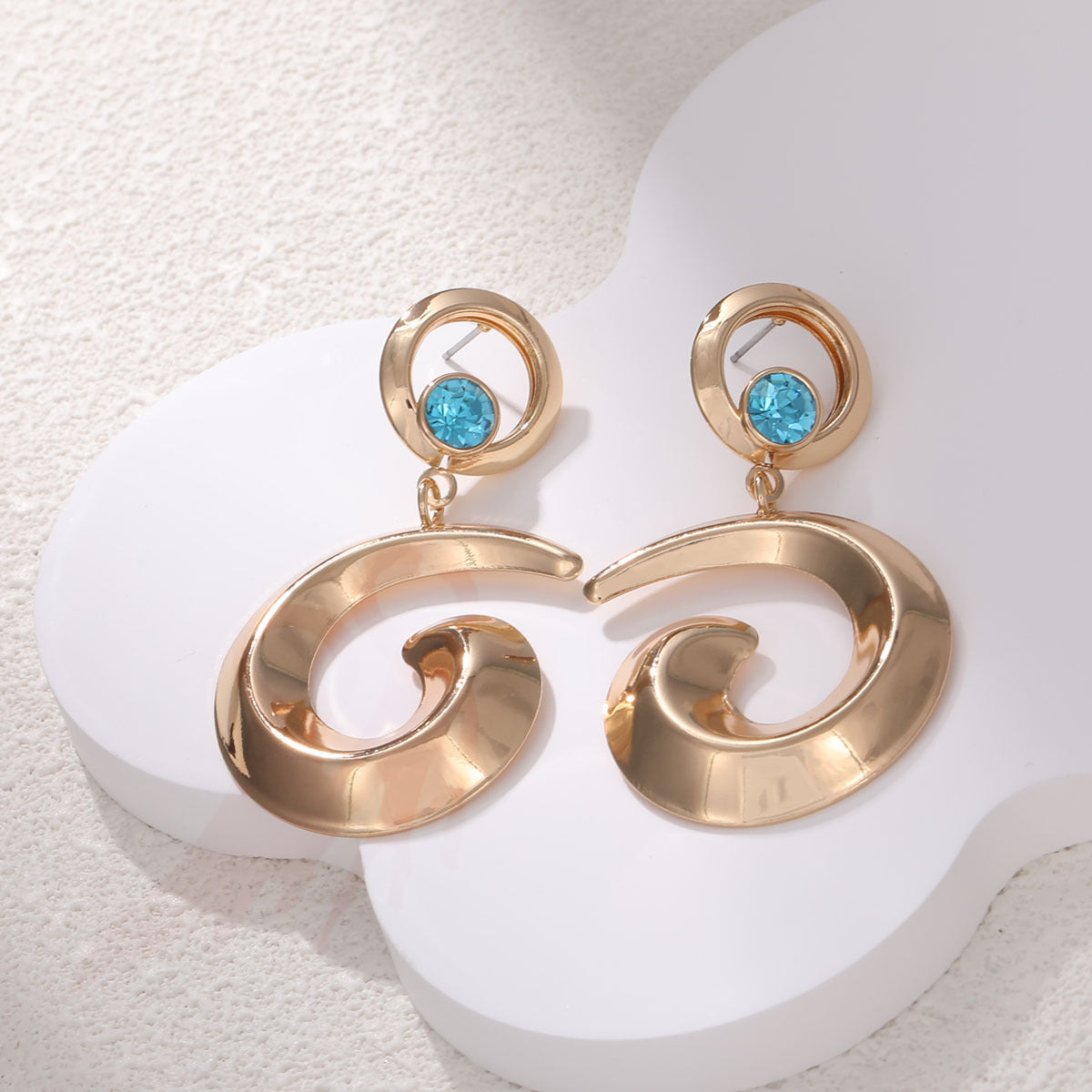 Orecchini da donna con zirconi intarsiati e diamanti a forma di cuore con nappa