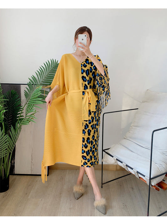Herbstliches Damenkleid mit plissiertem Leopardenmuster und farblich passendem Schnitt