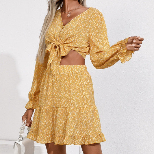 Sexy Oberteil und Rock mit Bauchnabelmuster und kleinem Blumenanzug mit V-Ausschnitt und Krawatte