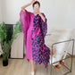 Abito da donna autunnale con stampa leopardata plissettata e colori coordinati